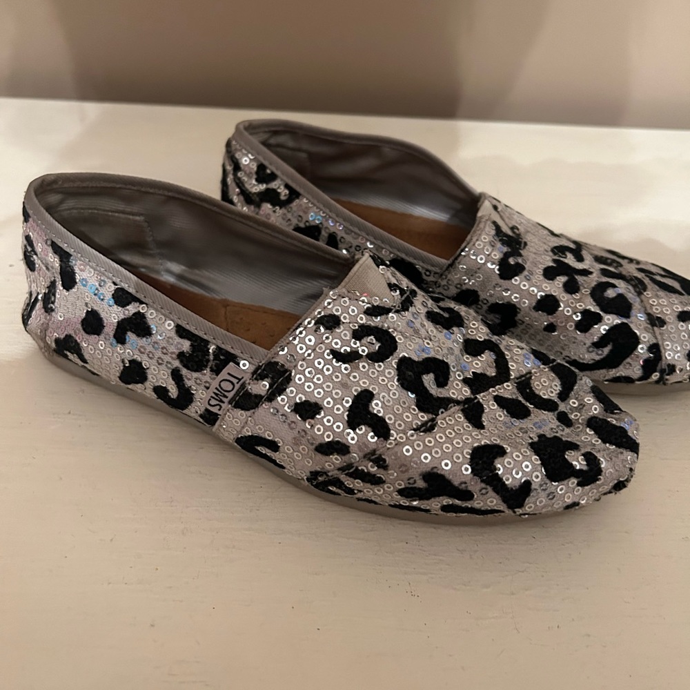 Tom’s sparkling gray size 7.5